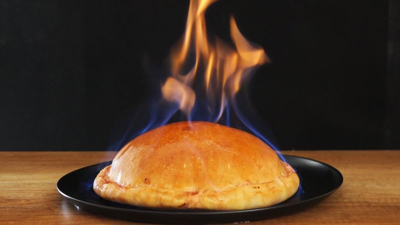 Przygotowanie tej pizzy to niesamowite widowisko. Ciasto płonie prawdziwym ogniem!