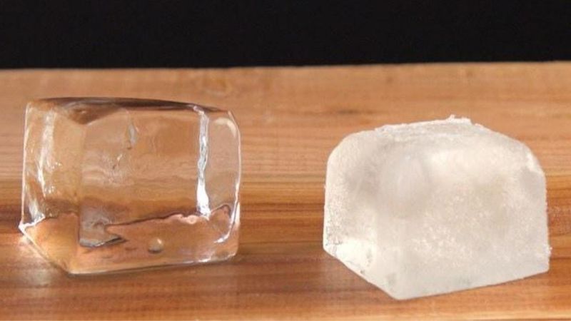 Sekretny sposób barmanów na idealnie przezroczyste kostki lodu