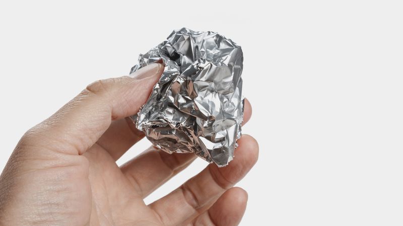 Folia aluminiowa przydaje się nie tylko w kuchni. Zrób z niej kulkę i wrzuć do pralki