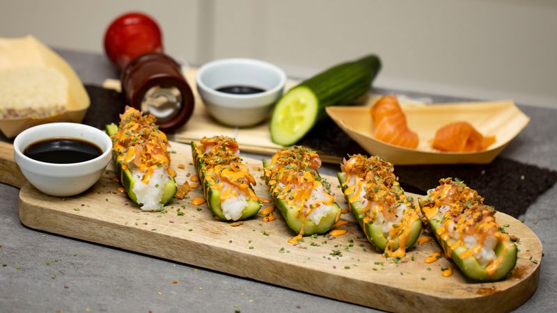 Przepis na szybkie sushi „łódeczki”. Idealne na imprezę
