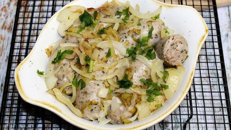 Żadne piwo, żadna musztarda. Tak zrobisz najlepszą pieczoną białą kiełbasę