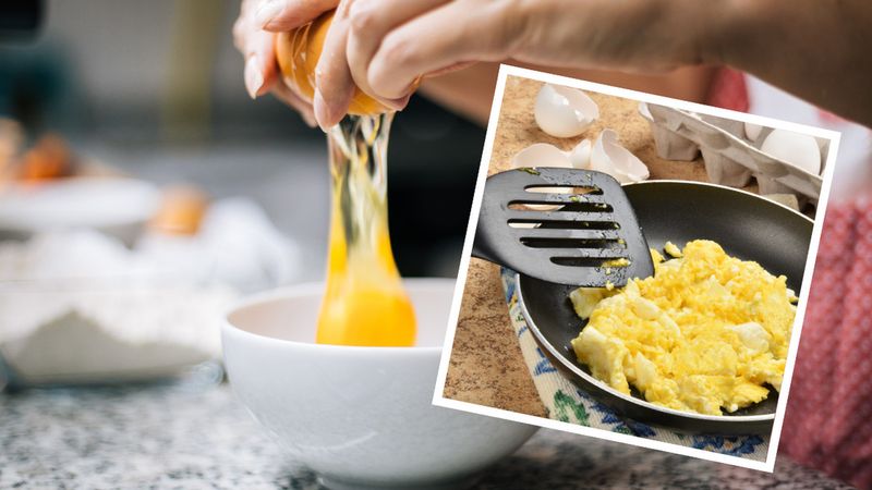 Dodaj nietypowy, kwaśny składnik do jajecznicy. Będzie mniej ścięta, a zarazem bardziej aksamitna