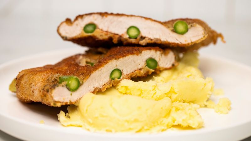 kotlet drobiowy przekładany szparagami