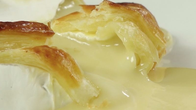 Rozpływający się brie w cieście francuskim z oliwkami i pepperoni
