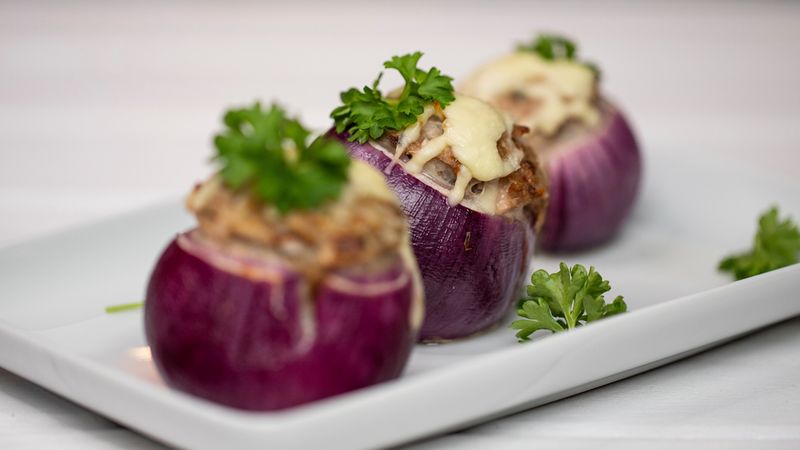 Pieczona czerwona cebula z mięsnym farszem