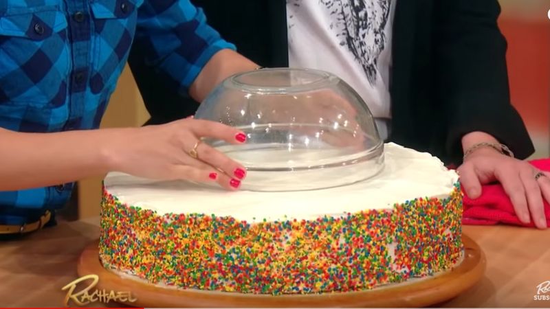 Prosta sztuczka z miską na idealne pokrojony tort. Cukiernicy od pokoleń z niej korzystają!