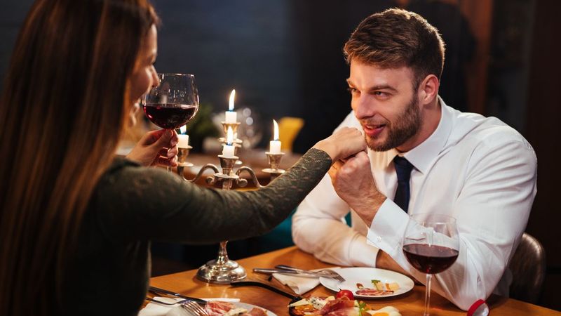 Romantyczna kolacja w domu – jak zaprojektować idealne menu?