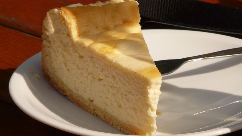 Genialny trik, dzięki któremu sernik nie pęka. Stosują go najlepsi cukiernicy