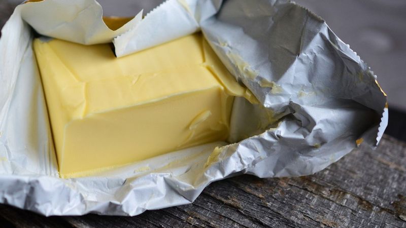 Kupujesz takie masło? Poznaj prosty patent z papierkiem