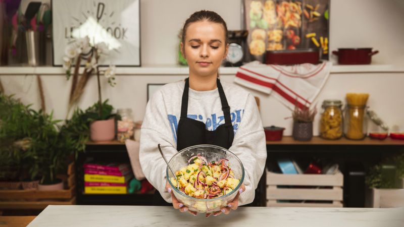 Idealna sałatka ziemniaczana z marynowaną cebulką na grilla