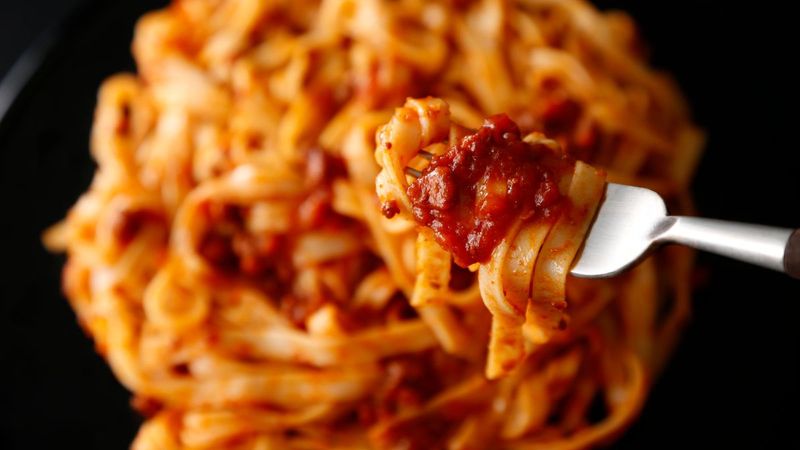 Włosi wybuchają śmiechem, widząc, jak Polacy przygotowują sos boloński. Ta wersja nie ma nic wspólnego z oryginalnym przepisem