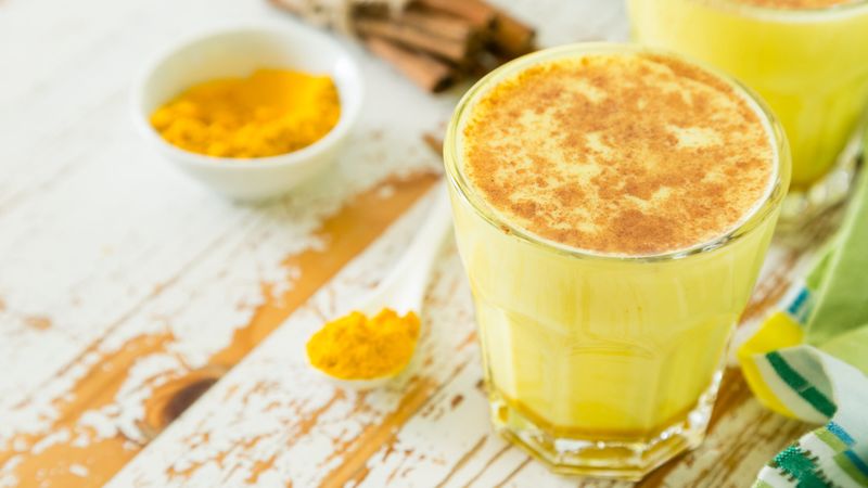 Weź z kuchennej szafki trzy składniki. Ten napój sprawi, że kilogramy polecą jak szalone