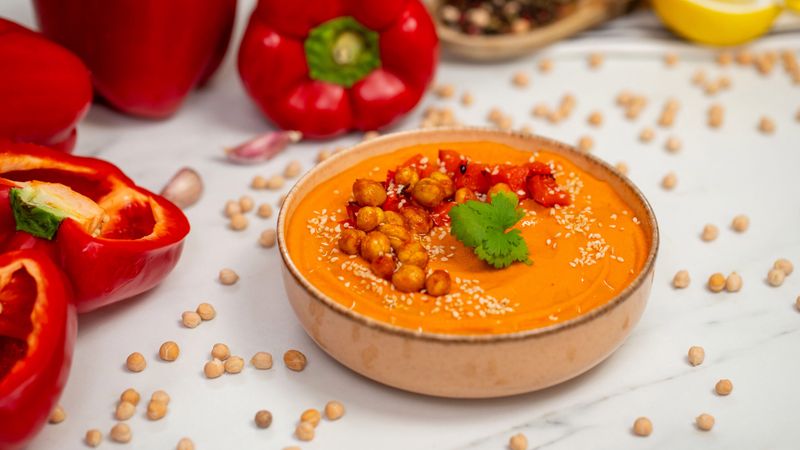 Domowy hummus z pieczoną papryką. Zdrowa przekąska z Bliskiego Wschodu