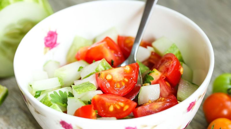 Czy można łączyć pomidora z ogórkiem? Zdanie dietetyków jest podzielone