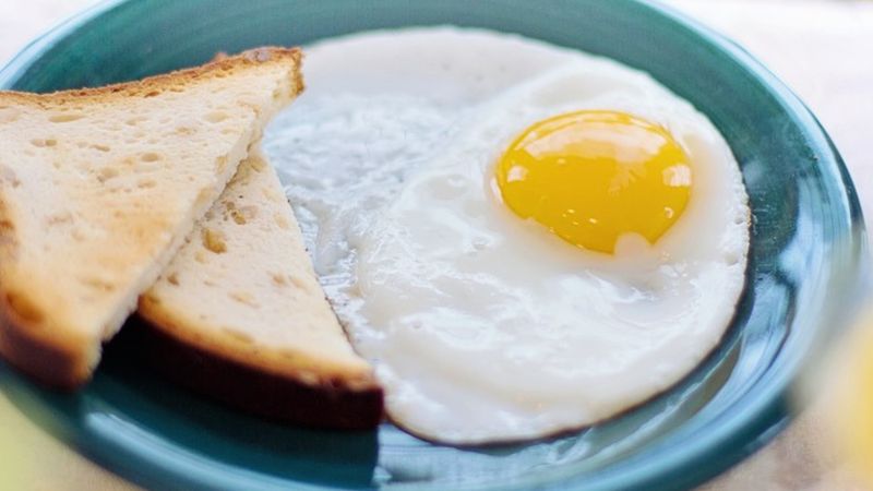 Nie potrzebujesz patelni. Idealne jajko sadzone zrobisz na talerzu w niecałą minutę