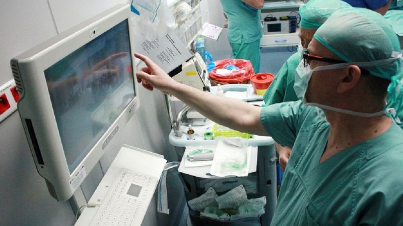 Chirurdzy z Wrocławia przeprowadzili innowacyjny zabieg. Jako pierwsi wyleczyli raka laserem