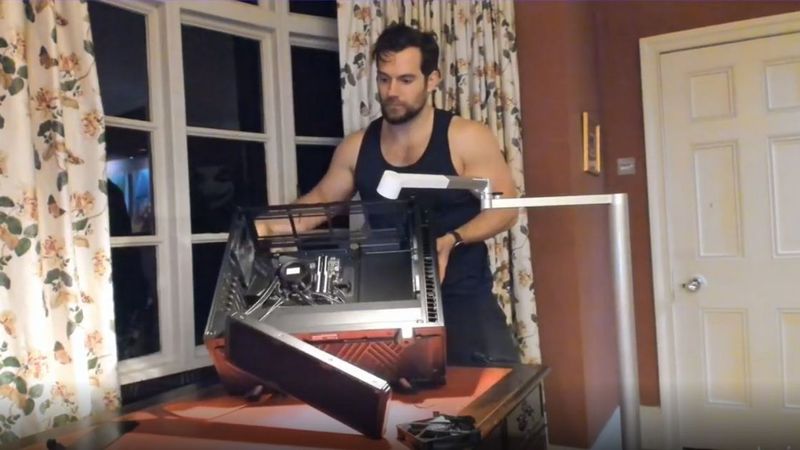Henry Cavill buduje komputer
