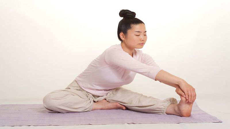 4 stare japońskie ćwiczenia, które wzmacniają kręgosłup. Ludzie leczą się nimi od setek lat!