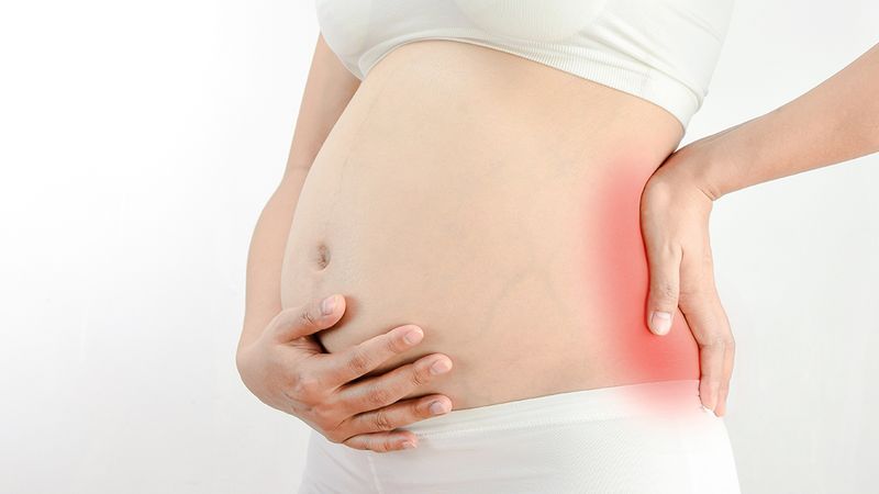 Rwa kulszowa w ciąży – objawy, przyczyny i leczenie