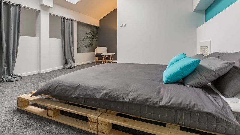Modne łóżko z palet – ale czy higiena snu zostanie zachowana?