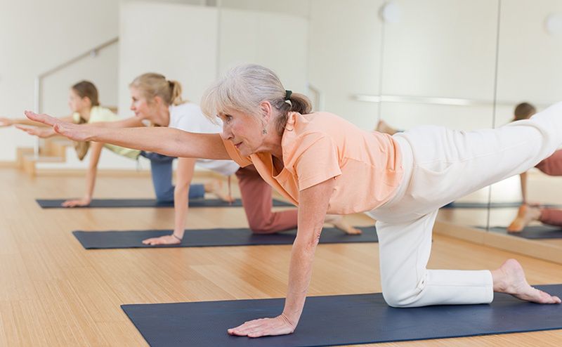 Jeśli wolisz ćwiczyć w grupie, zapisz się na zumbę lub fitness.