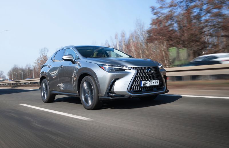 Lexus NX 450h+ E-FOUR Omotenashi