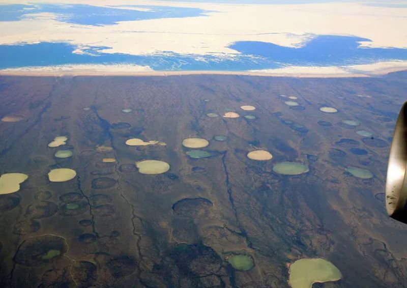 Zdjęcie dnia. Ogromne dziury w ziemi w Syberii. Za ich powstanie odpowiada groźne zjawisko