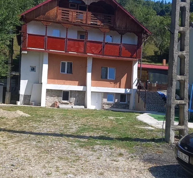 Casa Valentin Căpățânenii Pământeni - foto 1