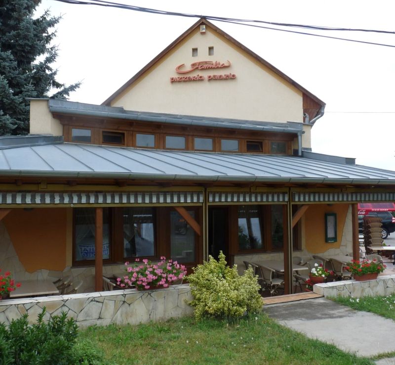 Família Pizzéria és Szálláshely Paks - foto 1