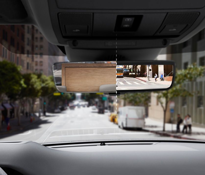 Wewnętrzne lusterko wsteczne ClearSight zapewnia niezakłócony widok na drogę za Tobą. 