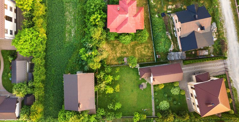 widok na osiedle domów z lotu ptaka różne dachy