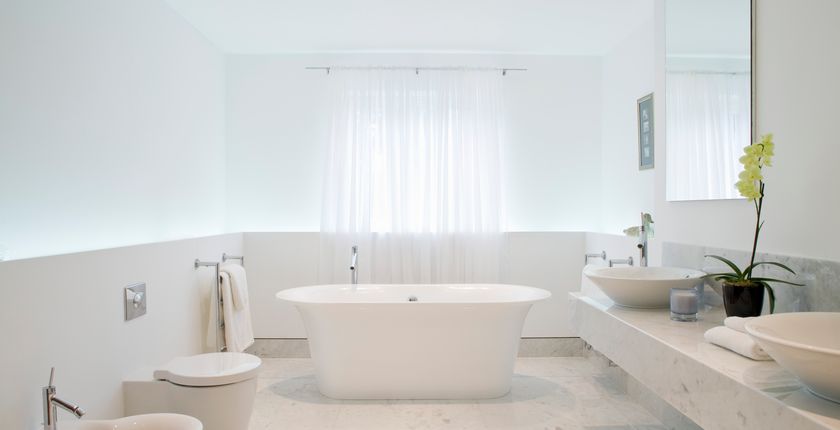 Biała łazienka — pomysły i wskazówki na aranżację białej łazienki