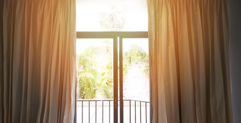 Firany na okno balkonowe – jakie wybrać? Sprawdź porady i inspiracje