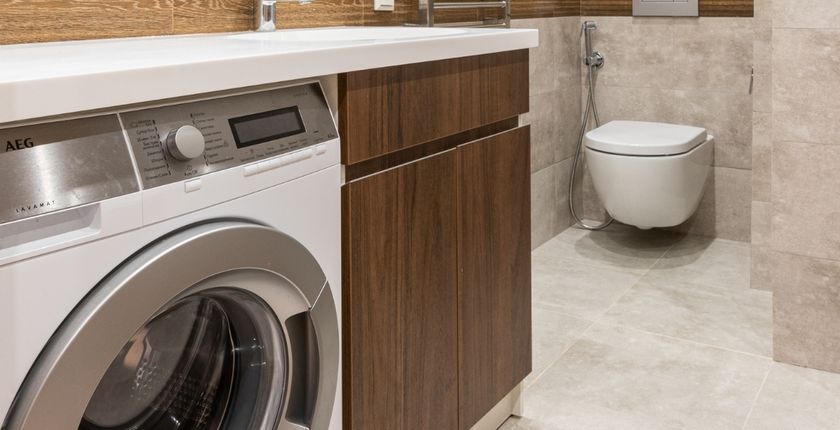 Zabudowa pralki – jak ukryć pralkę w łazience lub kuchni?