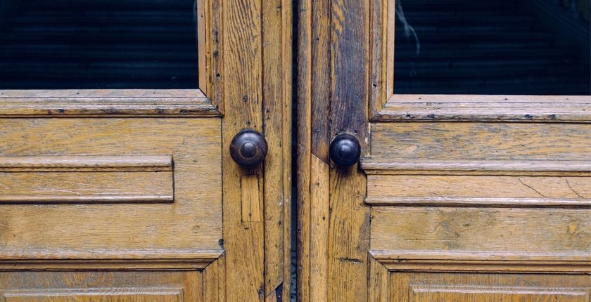 Na co zwrócić uwagę, wybierając drewniane drzwi?