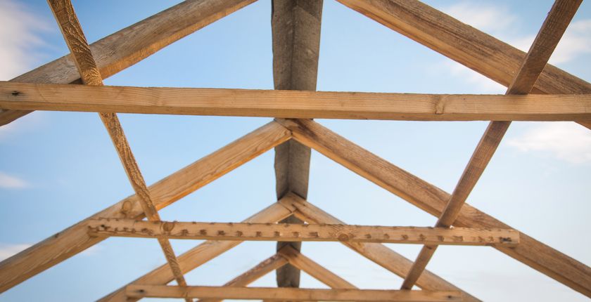 Strop drewniany – konstrukcja, ceny oraz wady i zalety