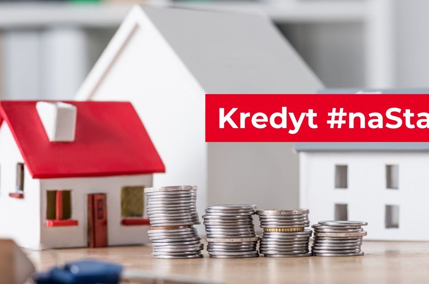 kredyt na start stosy monety na tle małych modeli domów - zdjęcie 1