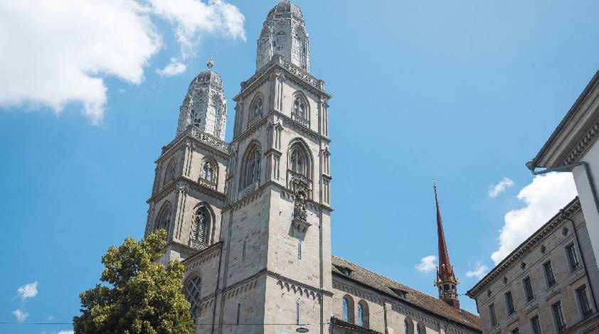 Grossmünster to jedna z ikon reformacji w niemieckojęzycznej Szwajcarii. Bliźniacze wieże kościoła pochodzą z XV w., a wieńczą je XVIII-wieczne kopuły. To najbardziej charakterystyczne elementy zuryskiej architektury. Katedrę zdobią okna witrażowe projektu szwajcarskiego malarza – Augusto Giacomettiego.