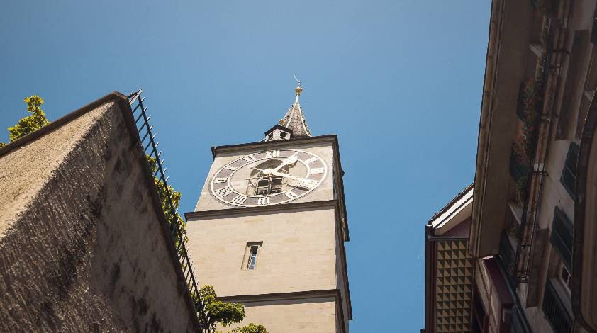 Kościół św. Piotra to najstarsza świątynia w Zurychu. XIII-wieczną dzwonnicę zdobi jedna z największych tarcz zegarowych w Europie – jej średnica mierzy prawie 9 metrów! Wewnątrz znajdziecie bogato zdobioną i podpartą filarami barokową nawę.