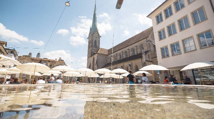 Fraumünster stoi na zachodnim brzegu rzeki Limmat, a powstał na miejscu dawnego klasztoru. Prezbiterium w stylu romańskim zdobią współczesne witraże projektu Marca Chagalla, a transept, czyli nawę poprzeczną, witraże Augusta Giacomettiego.