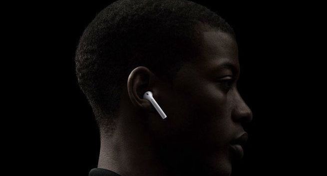 Hearables stanowią prawie połowę rynku wearables. Liderem Apple