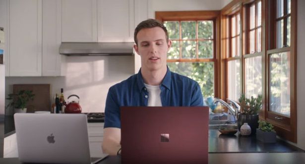 Mackenzie „Mac” Book przekonuje, że Surface Latop 2 jest lepszy od sprzętu Apple. Kolejna odsłona walki technologicznych gigantów