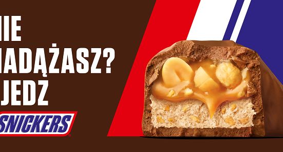Snickers przywołuje lato w reklamie batonów lodowych
