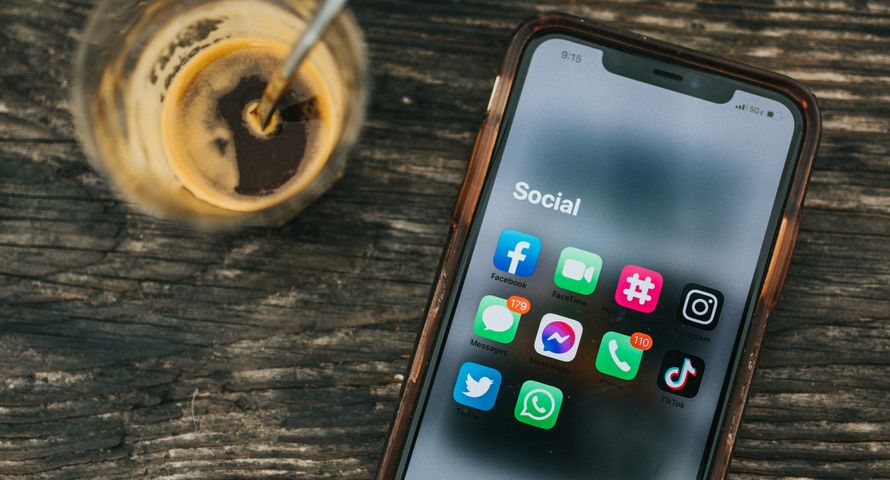 Social sierpień. Co się działo w Meta, na X, TikToku i LinkedIn w ostatnim miesiącu wakacji?