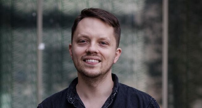 Nowy serwis twórcy profili "Tygodnika Nie" we wrześniu, 16 sierpnia billboard przy siedzibie PiS