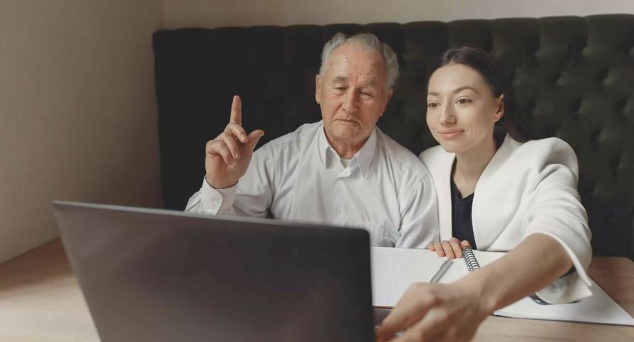 Generacja Z w social media. Jak radzą sobie z tym pracodawcy?