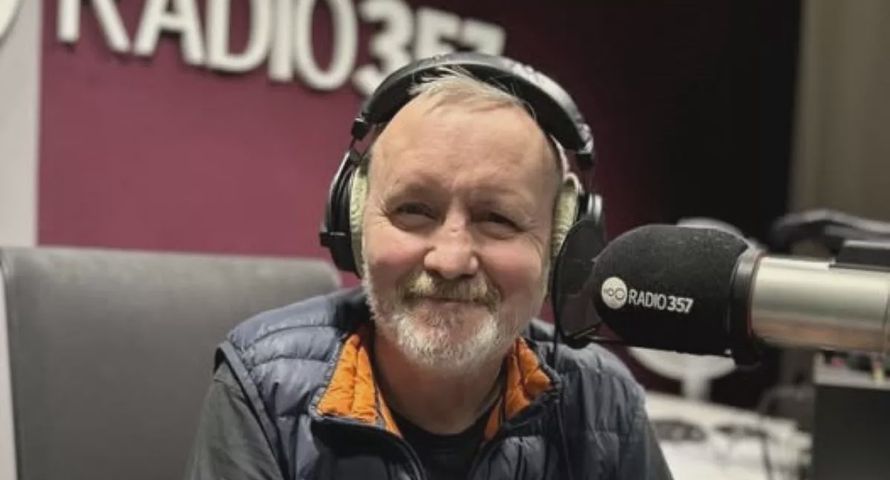Radio 357 z wakacyjną ramówką. Piotr Baron gościnnie na antenie