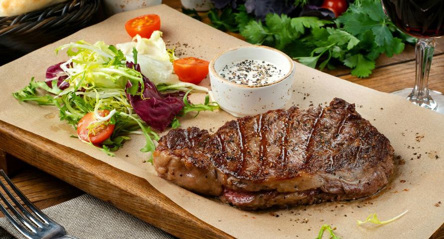 "Stekiem" i "kiełbasą" można nazwać tylko mięso. Europosłowie zdecydowali