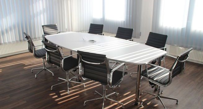 Redakcje wciąż z hybrydowym modelem pracy, czekają na rozwój sytuacji