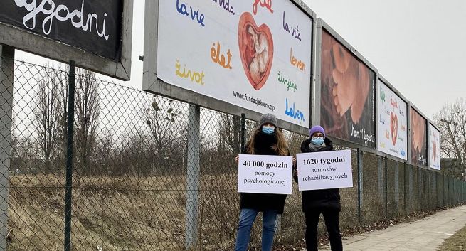 5,5 mln zł na antyaborcyjną kampanię billboardową z płodami i napisem "Kochajcie się mamo i tato"